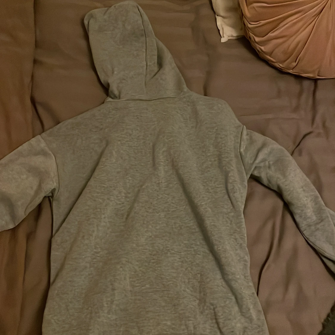 Grå hoodie med huva och snörning - 1