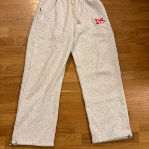 Sköna mjukisbyxor för kallare dagar - Säljer dessa varma och tjocka mjukisbyxor i storlek L. Riktigt sköna och sitter perfekt för dig som gillar en avslappnad passform. Perfekta för kalla dagar eller chill hemma – ett måste i garderoben