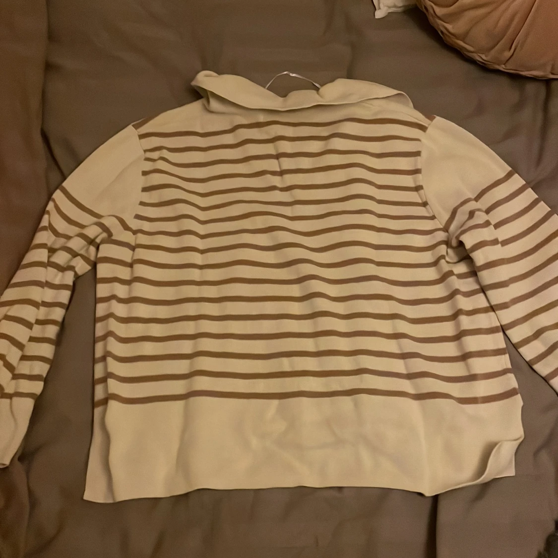 Beige och vit randig hoodie - 1