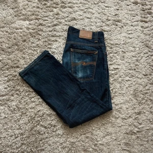 Nudie jeans  - Snygga mörkblå jeans från nudie jeans storlek w 33 l 34 men passar typ w 31 l 32