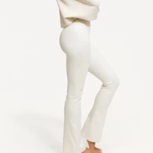 Vita bootcut tränings byxor - Snygga vita bootcut byxor med hög midja. Byxorna har en tight passform upptill och är tillverkade i ett mjukt, stretchigt material som ger en skön känsla. Jag har använt den tvp gånger. Man kan även vika ner kanten så de blir lågmidjade, de brukar jag göra🥰🥰