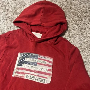 Denim supply hoodie ralph lauren herr M  - Denim supply hoodie ralph lauren i strlk M. Myckrt fint skick inga defekter. Postas antigen samma dag som köp eller dagen därpå🙌💯