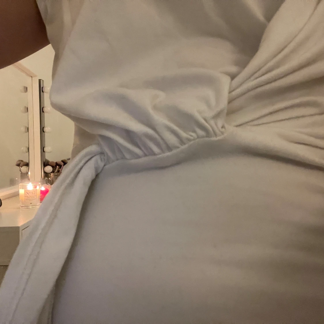 Vit omlottopp med knyt i midjan - 1