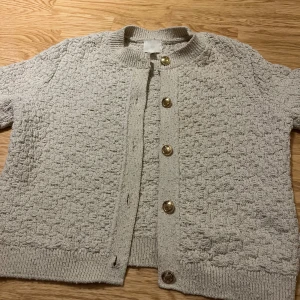 Beige stickad kofta från H&M - Säljer en beige stickad kofta från H&M i storlek S och passar till både jeans och kjol.
