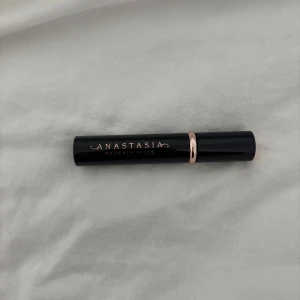 Anastasia Beverly Hills mascara  - Säljer denna helt oöppnade och oanvända Anastasia Beverly Hills lash sculpt mascaran. 10 ml. Nypris: 229kr💕💕