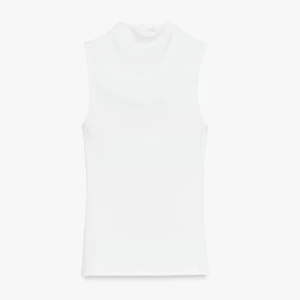 Vit ärmlös polotopp från Zara - Säljer en stilren vit polotopp från Zara i storlek S. Toppen är ärmlös med hög hals och har en clean, minimalistisk look. Perfekt att styla med jeans eller kjol för en fräsch vibe. Materialet är mjukt och stretchigt för en bekväm passform. Prislapp kvar, aldrig använd