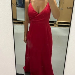 Balklänning - En jättefin helt ny och oanvänd röd balklänning! Den har snörning i ryggen och är ifrån bubbleroom. Prislapp finns kvar
