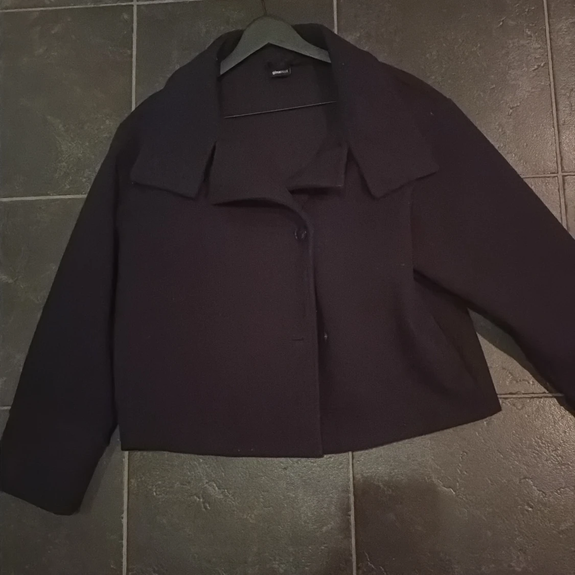 Mörkblå croppad kavaj från Gina  - 1