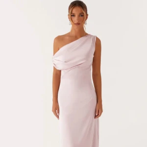 Ljusrosa one shoulder långklänning - Säljer en ljusrosa långklänning i satin med one shoulder-design! Perfekt för bla bal eller bröllop    🥂💗Har bara använts en gång! 