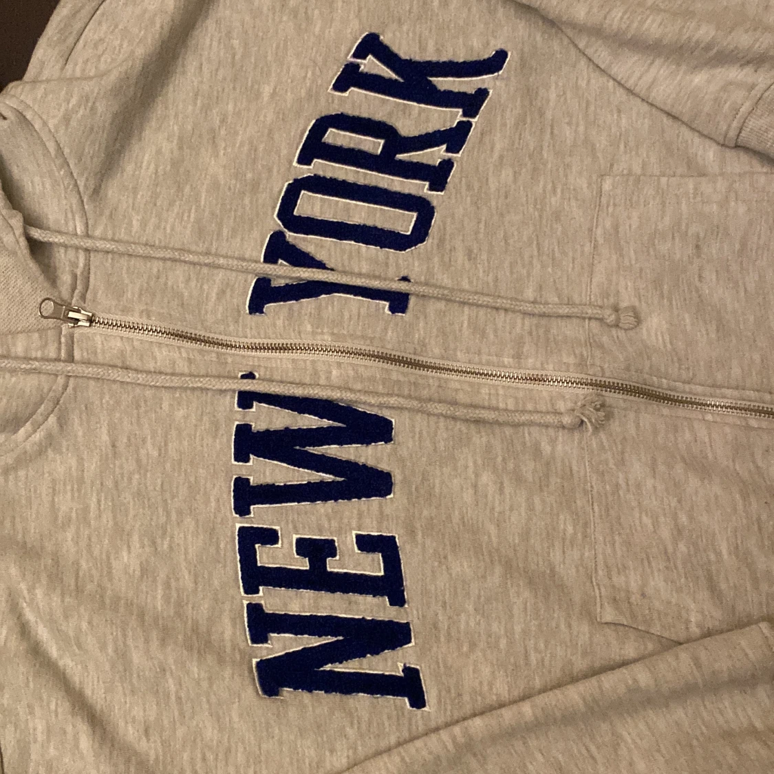 Grå hoodie med blått New York-tryck - 2