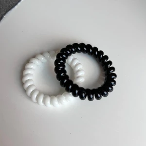 Spiralhårsnoddar - Två spiralformade hårsnoddar i svart och vit färg. Aldrig använda! 🩷 Önskar du veta exakta mått? Tveka inte att höra av dig!