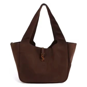 Brun axelväska från Saint Laurent - Snygg brun axelväska från Saint Laurent i skinn med klassisk YSL-logga framtill. Väskan har breda axelband och en stilren, rymlig design som passar perfekt för dig som vill ha både stil och funktion. Perfekt accessoar för att lyfta din outfit.