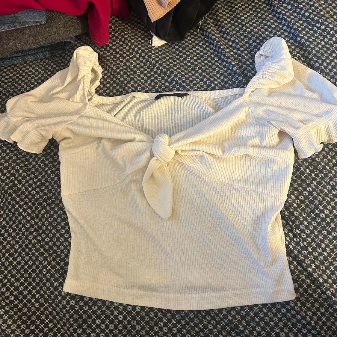 Vit croppad topp med knyt från SHEIN - 2