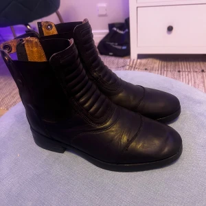 Ridskor - Säljer nu mina svarta ridskor från hööks, då jag slutat i ridning. Storlek 38 och är väl använda men inga märken. Mkt bra skick. Nypris: 1500kr💗