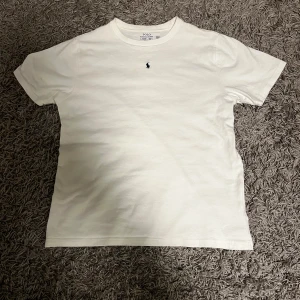 Ralph Laurent t-shirt - Tja! Säljer nu min Ralph Laurent T-shirt i storlek XL med en annorlunda design med märket i mitten av T-shirten, han på bilden är 180, skriv om ni har några frågor eller funderingar🙌🙌