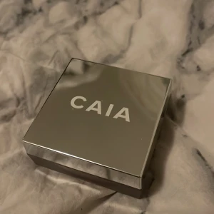Caia puder  - Caia glow powder i färgen ”honey glow” . Testad någon enstaka gång! 🥰 Säljer pga inte riktigt min färg. 