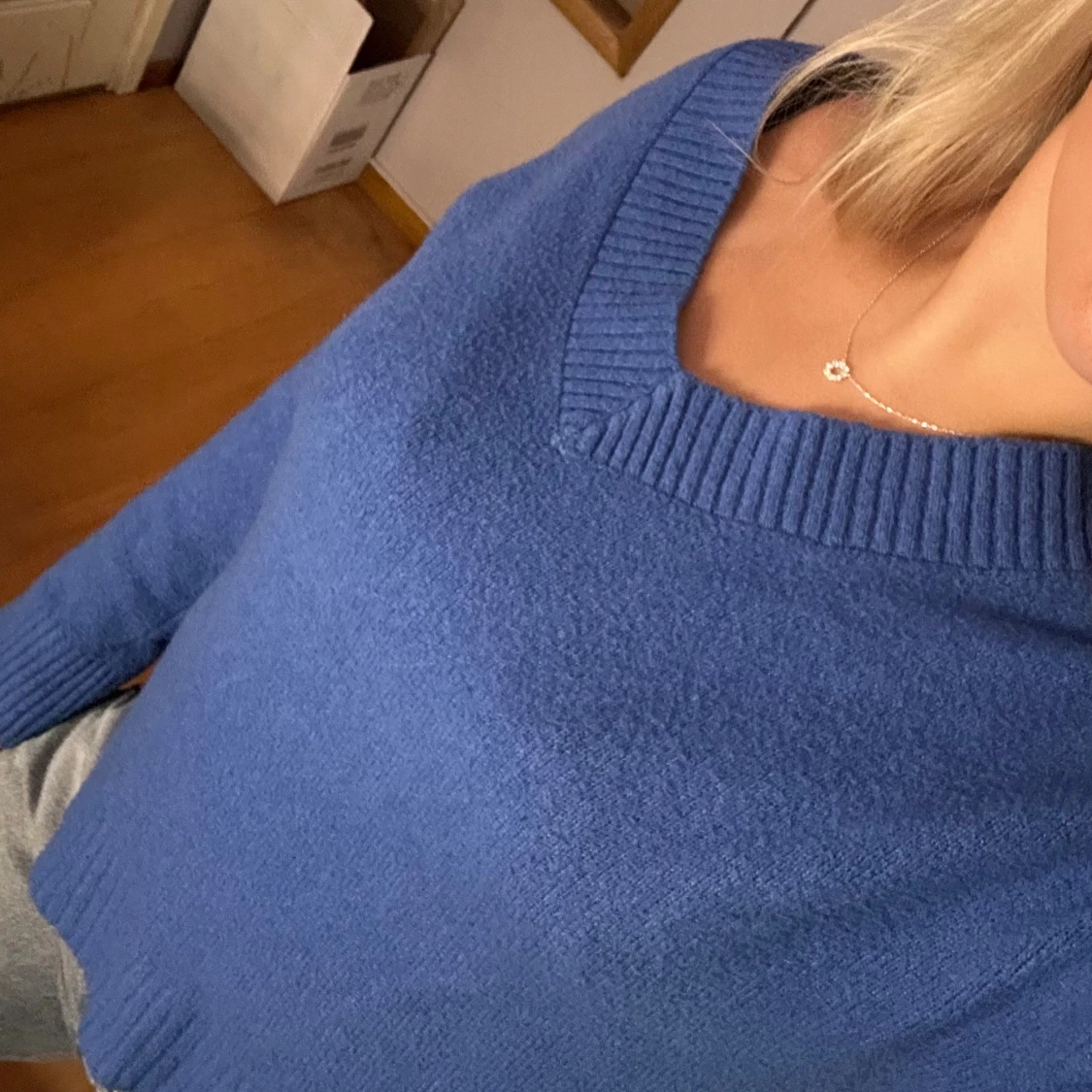 Blå stickad tröja med v-ringning Amisu - 2