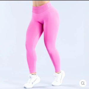 Dfyne Impact tights  - Snygga rosa DFYNE tights i storlek S. Nästan helt oanvända då jag har för många tajts…😬😄