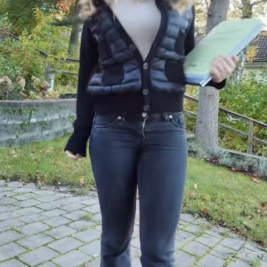 Flare low jeans hm - Jag säljer dessa eftertraktade svarta hm jeans, Flare low jeans. Dem är slutsålda i många storlekar, använda ett fåtal gånger och säljer då dem är lite korta. Jag är 167 och dem är lite för kortare för mig, se bild 3. Pris går att diskutera. Skriv för fler bilder!💞Första bilden lånad