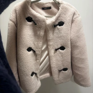 Snyggaste jackan!! - Snyggaste jackan från Gina! Bara använd en gång så skulle säga att den är som nyskick!🥰Vinterjacka, höstjacka