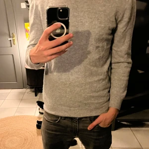 Grå stickad tröja  - En grå stickad ulltröja storlek s/mindre m  perfekt till vintern. Skriv vid minsta funderingar!