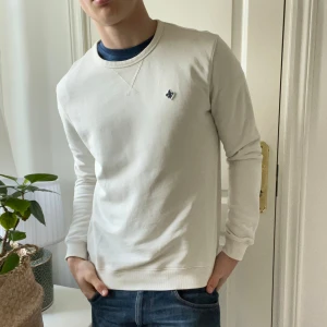 Morris tröja vit  - Morris tröja vit / sweatshirt i storlek M. Modellen är 180 cm 75 kg. Inga större defekter, minimal Minimal fläck på tröjan som ni ser på sista bilden. 
