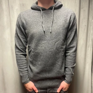 Kashmir/Merino hoodie - En schysst mörkgrå Kashmir/merino hoodie! Storlek M! Modellen är 177cm lång, passar lite längre! Otroligt fint skick, inga defekter! Hör av dig vid frågor!🌟