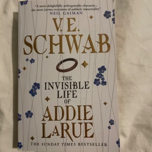 The Invisible Life of Addie LaRue - En episk och magisk berättelse om Addie LaRue, som gör en ödesdiger deal för att bli odödlig men glöms av alla hon möter. Följ hennes äventyr genom århundraden, konst och kärlek, tills hon möter någon som minns henne. Perfekt för dig som gillar fantasy, historia och starka karaktärer.