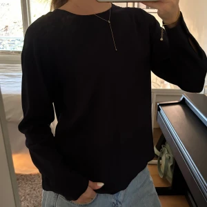 Marinblå blus  - Fin marinblå blus med knappar i ryggen