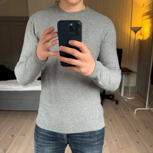 Stickad tröja NN07 - Tjenare säljer en stickad tröja ifrån märket NN07, den är i mycket fint skick, har ett litet hål som knappt är synligt( se bild ) . Storlek L men passar mer som en M. Hör gärna av er vid frågor och funderingar!🤗
