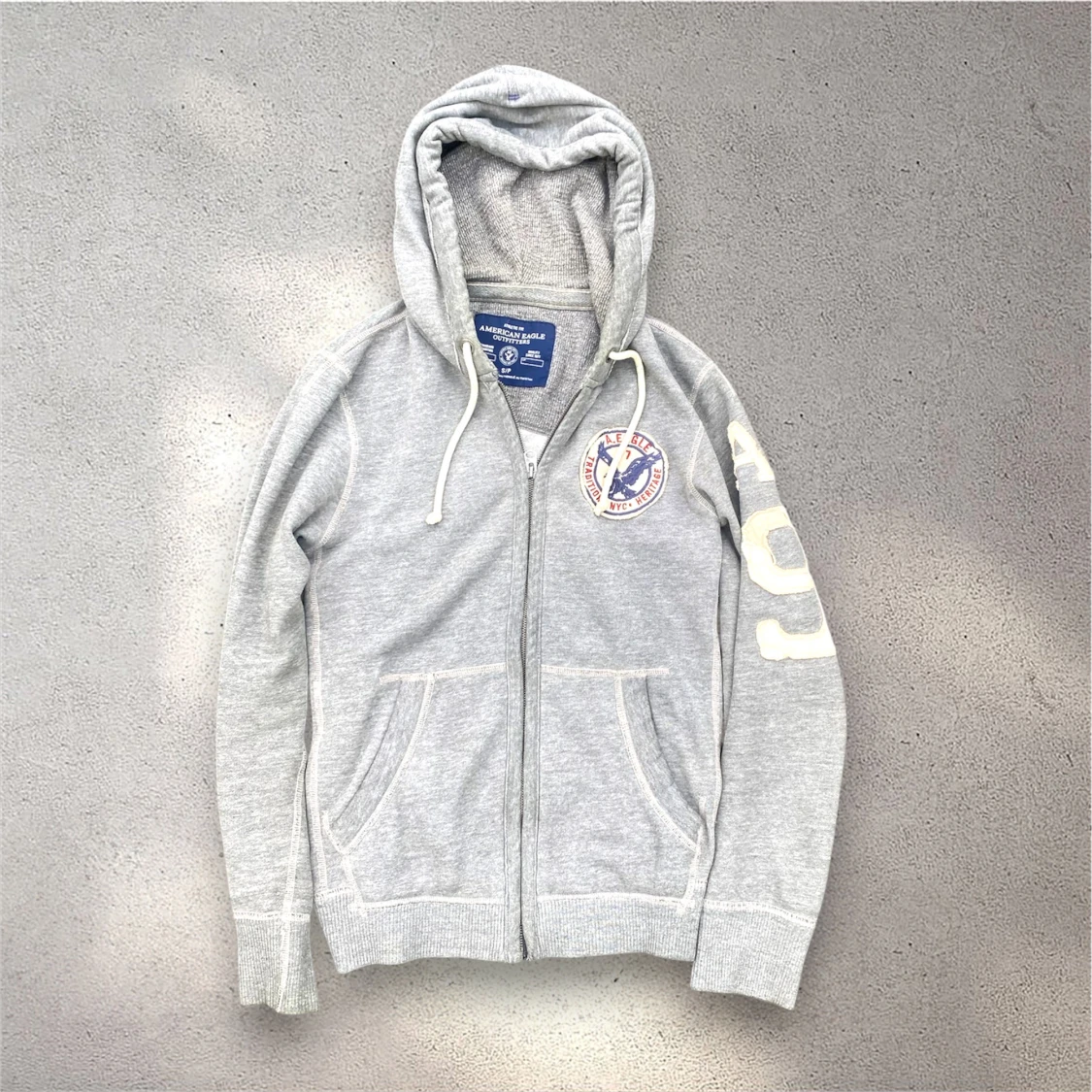Grå hoodie från American Eagle