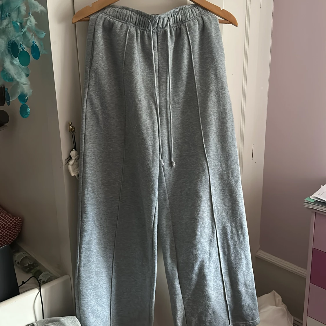 Grå mjukisbyxor med snörning