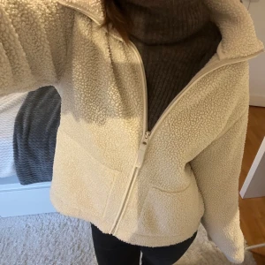 Teddy jacka H&M - Beige/creméfärgad Teddy jacka från H&M i fint skick. Säljer då den inte används ofta.