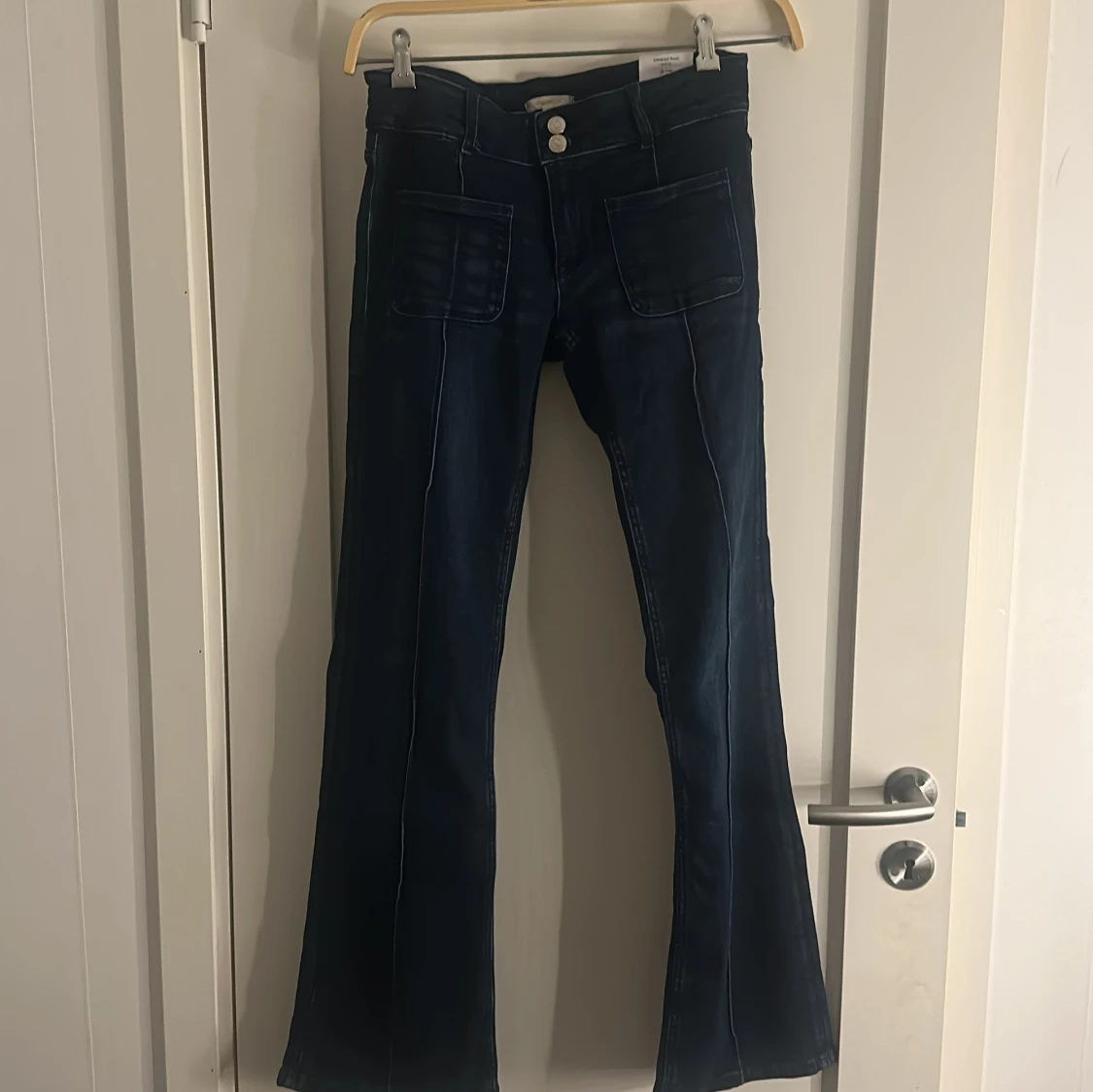 Mörkblå bootcut jeans från Gina Tricot