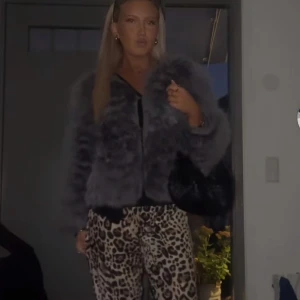 Leopardmönstrade wide byxor med snörning - !LÅNAD BILD! Resten mina. Säljer ett par riktigt snygga byxor med leopardmönster och bred passform. Byxorna har elastisk midja med snörning och är i ett mjukt, flowy material. Perfekta för dig som vill sticka ut med en cool look. Färgerna går i beige och brunt.