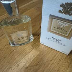 Creed Virgin Island Water 100ml - Exklusiv parfym från Creed, Virgin Island Water. 100 ml flaska. Tillverkad i Frankrike. Lyxig känsla och stilren design – perfekt för dig som vill sticka ut med något unikt och klassiskt.