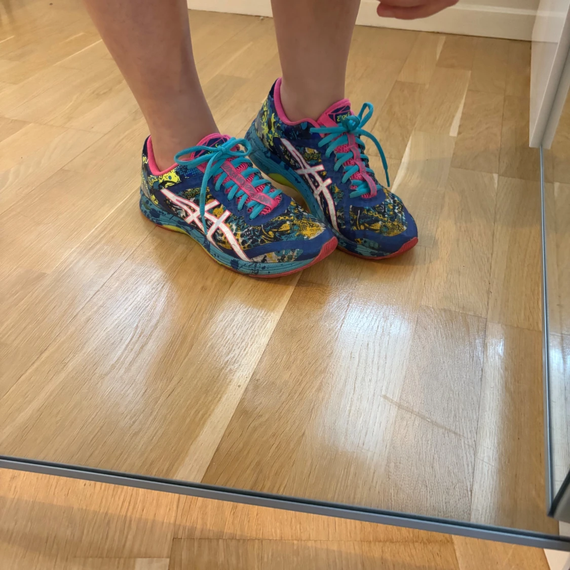 Färgglada Asics sneakers med mönster - 3