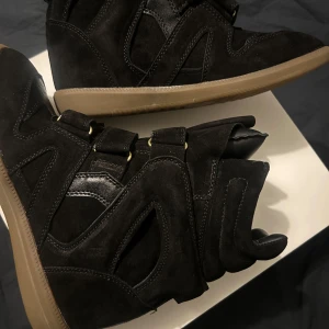 Svarta High Heel Boots - säljer dessa high hel boots, i storlek 39! Borde passa er mellan 37-39 ;D😊~ oanvänd helt ny, först till kvarn