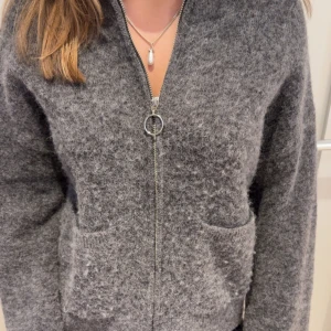 Selected Femme - Mysig grå kofta, från selected Femme. Använd fåtal gånger