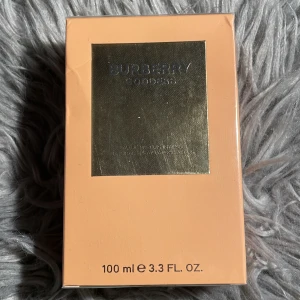 Burberry Goddess EdP 100ml - Burberry Goddess EdP Intense med vegansk formula, 100 ml. Flaskan är designad för att kunna fyllas på. Tillverkad i Spanien. Ingredienser inkluderar alkohol denat., parfym, vatten, linalool, limonene, coumarin, citral, cinnamal och flera andra. Perfekt för dig som gillar refill och hållbarhet.