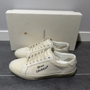 Saint Laurent  - Saint Laurent 06 i size 40,5 passar 41,5, skick 9,5/10 som nya, box medföljer vid köp, nyaste modell, vid funderingar hör av er.