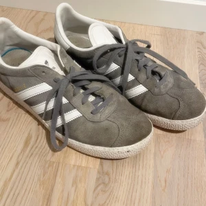 Gråa gazelle skor  - Fina gråa gazelle skor, inga defekter utan endast lite smutsiga (kameran förvärrar) men går att tvätta. 🤎