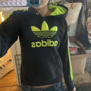 Hoodie - Adidas hoodie storlek 176 sitter som s💗