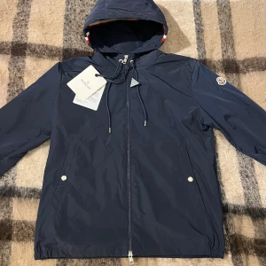 Moncler Grimpeurs Vindjacka  - Säljer en mörkblå Moncler Grimpeurs Vindjacka i nyskick 🆕Storlek 2/M passar som Vanlig M, jackan är äkta och har digitalt kvitto 🧾vid frågor eller intresse är det bara att höra av dig, priset kan diskuteras vid snabbaffär eller bundleköp Mvh ✅