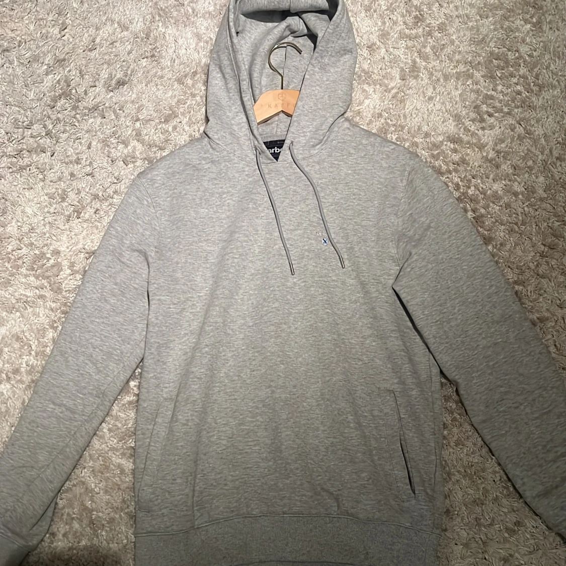 Grå hoodie från Barbour med broderi