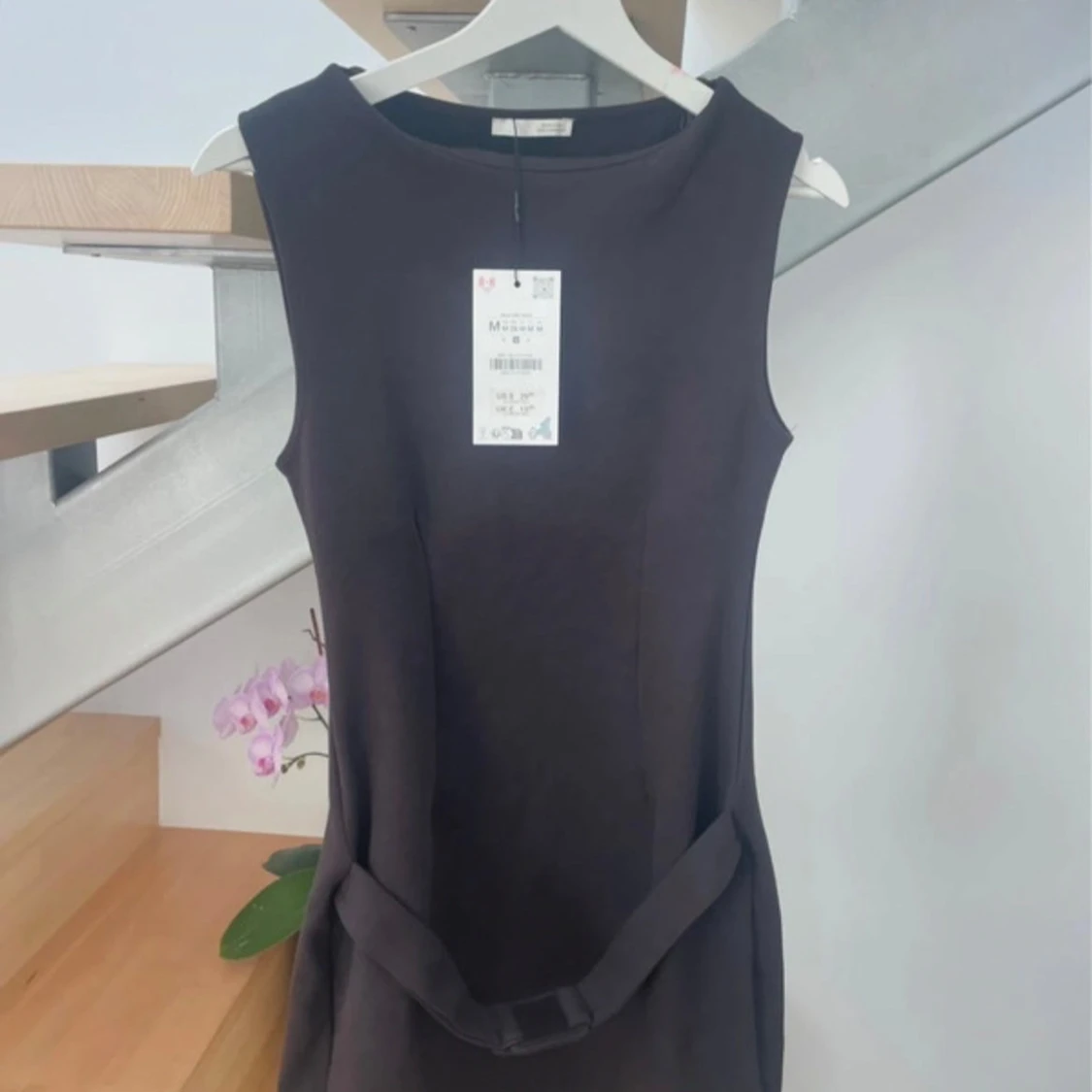 Svart ärmlös klänning med bälte - 2