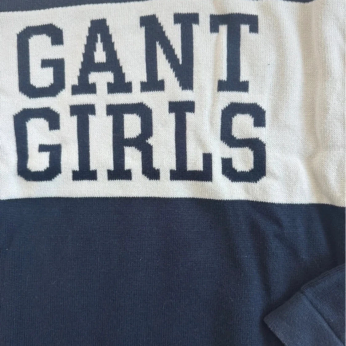 Mörkblå GANT tröja med vit panel - 2