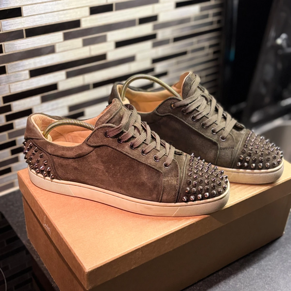 Olivgröna Louboutin sneakers med nitar - 2