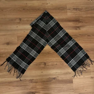 Burberry halsduk  - En riktigt klassisk Burberry lammull halsduk som är otroligt snygg. Perfekt nu till de kallare tiderna. Den är i otroligt bra skick och finns knappt nått tecken på användning|fraktar samma dag eller nästa efter köp| ENDAST INSTABOX & POSTNORD‼️