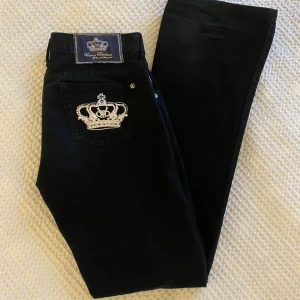 Victoria Beckham jeans - Svarta lågmidjade Victoria Beckham bootcut-jeans! Insydda svagt i benen, står inte storlek men passar 38/m. Midjemått 38 cm (tvärs över). Saknar tyvärr några stenar på bakfickorna annars väldigt bra skick! 